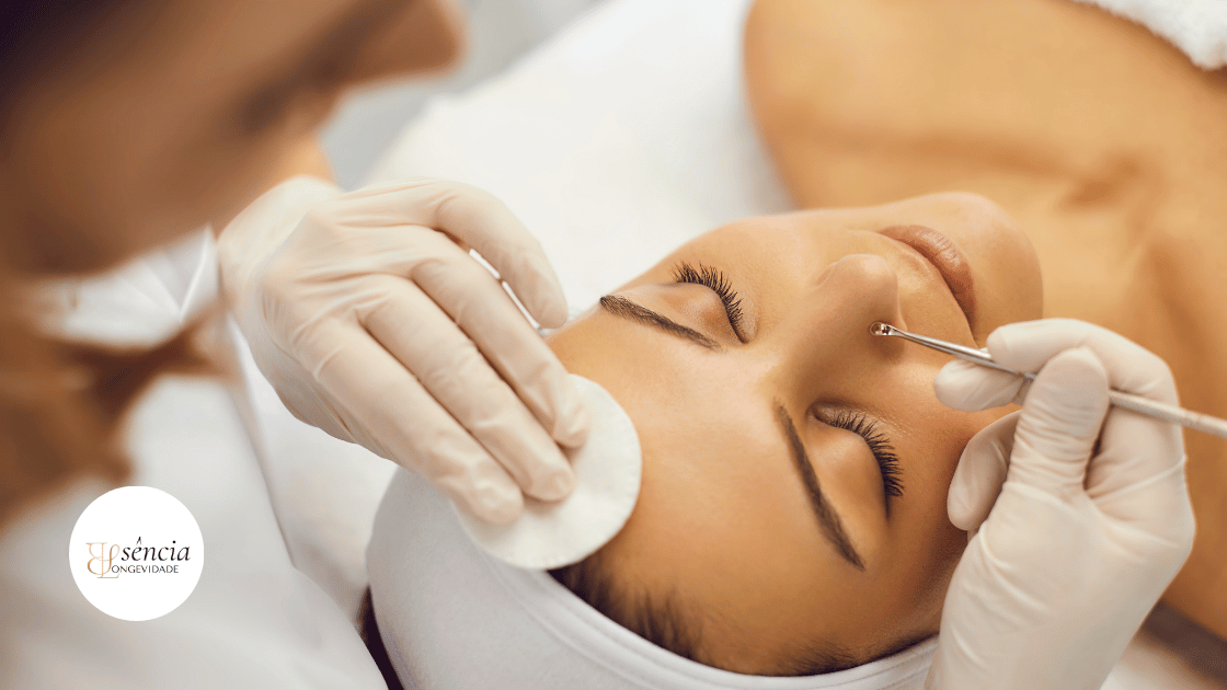 O Invisível que Envelhece: Por que o Skincare Caseiro não substitui a Limpeza Profunda?